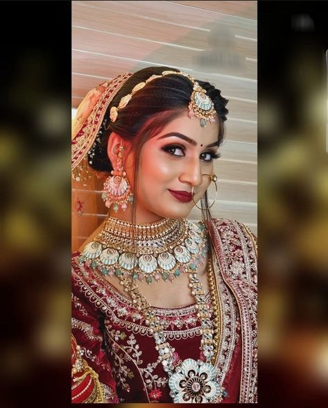 Indian Bride Jewellery, Dulhan Dp, Bridal Makeup Indian, Floral Bun, Haldi Photoshoot, Dulhan Makeup, Engagement Dress For Bride, Bridal Hairstyle Indian Wedding, Indian Bride Poses