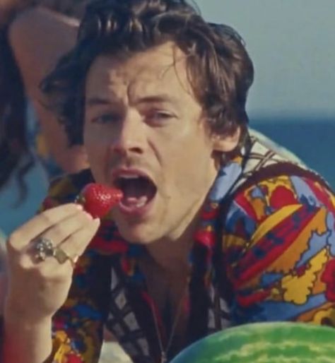 Harry Styles Eating, Eating Strawberry, Man Eating, Darkest Days, Give Love, Angel Heart, Time Of Your Life, Award Winner, Heart Of Gold