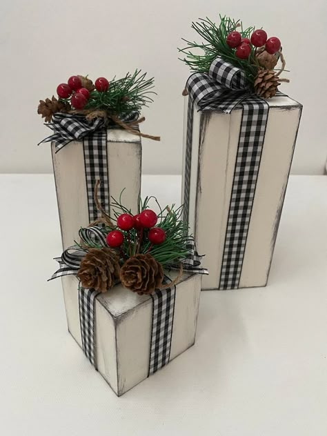 Wooden Christmas Presents Diy, Gifts Made From Wood, Wooden Presents, Christmas Present Decoration, Wood Blocks Christmas, Wooden Christmas Decor, Christmas Present Boxes, Farmhouse Style Christmas, Pallet Christmas