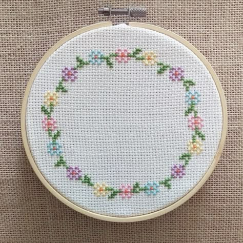 Cross Stitch Circle Pattern, Circle Cross Stitch Pattern, Flower Wreath Cross Stitch, Free Crochet Stitches, Wreath Cross Stitch Pattern, Cross Stitch Boarders, Summer Cloth, Wreath Cross Stitch, Wreath Cross