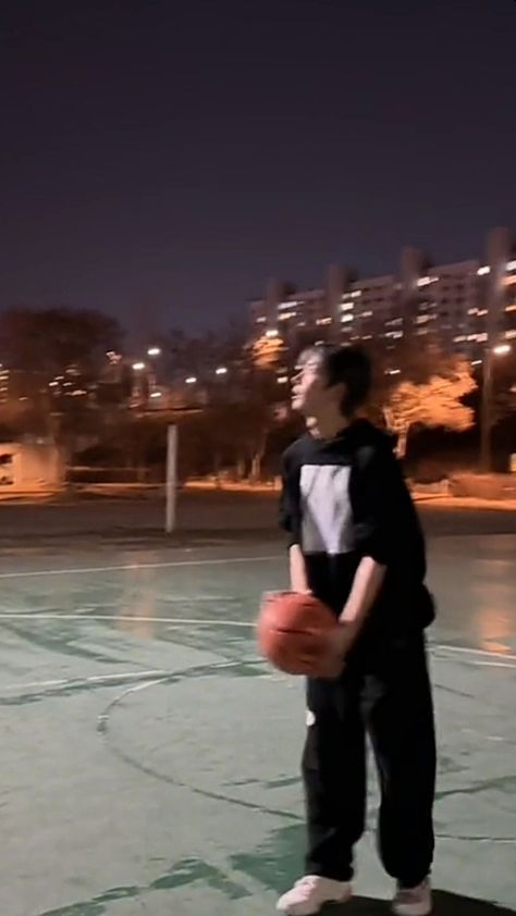 Bottom Heeseung, Heesung Playing Basketball, Hee Seung Enhypen Boyfriend Material, Heeseung Driving Car, Soft Launch Enhypen, Enhypen Bf Pics, Heeseung Blurry Pics, Heeseung Playing Basketball, Enhypen Boyfriend Pics