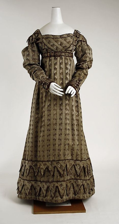 Silk european dress ca. 1820 with Van Dyck (or sawtooth) points. 1820 Dress, Brown Gown, 1820s Fashion, Regency Era Fashion, Period Pieces, Romantic Era, Historic Fashion, Regency Dress, Regency Fashion