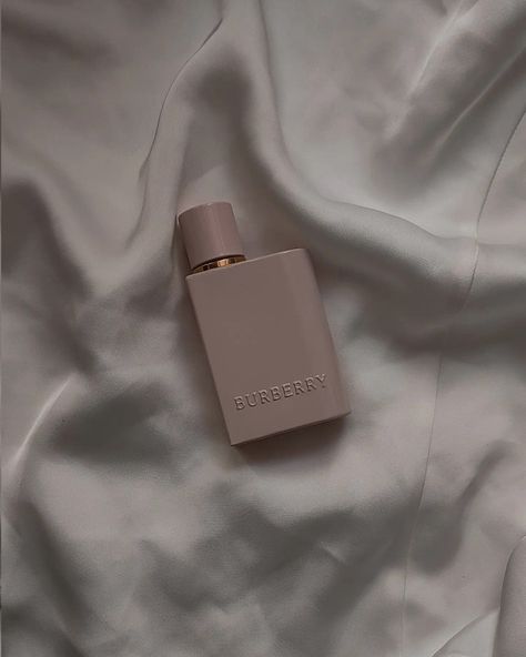 Burberry Her Elixir Aesthetic, Burberry Her Perfume Aesthetic, Perfume Strawberry, Burberry Her Elixir, Her Elixir, Burberry Her, Perfume Aesthetic, Burberry Perfume, Vanilla Smell