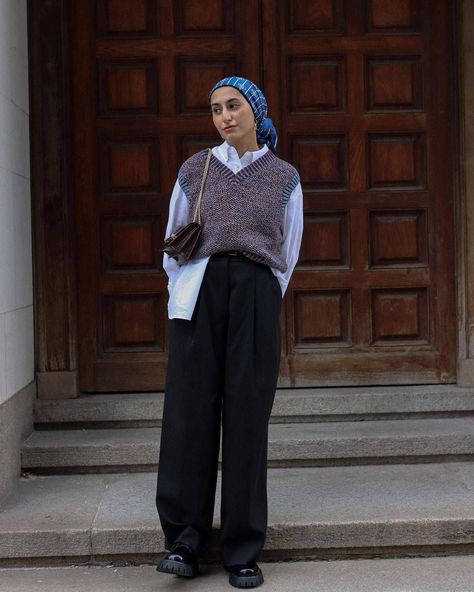 Best minimalist outfits: @modestmira_ wears puddle pants, a knitted vest and a white shirt Boyfriend Shirt Outfits, Patent Trench Coats, Knit Vest Outfit, Outfit Minimalist, Minimalist Outfits, Ganni Dress, Outfits To Try, Skirt Looks, Simple Skirt