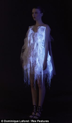 Montreal-based designer Ying Gao used sensory technology in her dresses The interactive clothes react to a onlooker's gaze by moving and lighting up Ying Gao, Light Up Dresses, Smart Textiles, E Textiles, Conceptual Fashion, Dark Outfits, Technology Fashion, Smart Outfit, Couture Mode