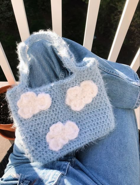 Blue Crochet Aesthetic, Light Blue Crochet Ideas, Crochet Ideas Blue, Blue Crochet Ideas, Cloud Purse, Crochet Bag Aesthetic, Blue Crochet Bag, Crochet Cloud, Diy Tricot