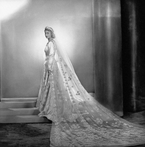 Queen Elizabeth II on her wedding day in 1947. ❤️ #royalwedding #weddingdress #bride…” Queen Elizabeth Wedding, Royal Veil, Royal Wedding Gowns, Queen Mum, Rainha Elizabeth Ii, Reine Elizabeth Ii, Reine Elizabeth, Royal Wedding Dress, Elisabeth Ii