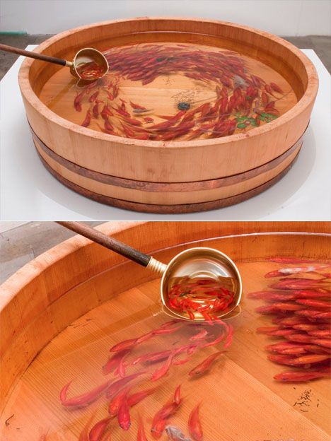 This is nuts, and a little hard to understand at first: Japanese painter Riusuke Fukahori paints what appear to be three-dimensional fish floating in water. And while the objects he's creating are in fact three-dimensional, he builds them up two-dimensionally, creating successive layers that he seals in resin before adding... Painting 3d, 3d Painting, 3d Drawings, Resin Painting, Objet D'art, Art Sculpture, Goldfish, Resin Crafts, Resin Art