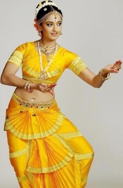 Chandramukhi Painting, South Indian Dance, Cute Dance Dresses, Indian Dances, Indian Dance Costumes, Bharatanatyam Costume, Indian Classical Dancer, Bharatanatyam Poses, Dance Of India