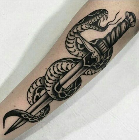 Traditional Snake Tattoo, Gotik Tattoo, Small Snake Tattoo, Traditional Black Tattoo, Serpent Tattoo, Traditional Style Tattoo, Tattoos Mandala, Tattoo Old School, Snake Tattoo Design