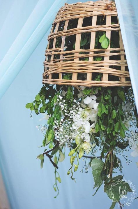 Upside-Down Hanging Baskets are the New Ceiling Decor for Weddings Decor To Hang From Ceiling, Tropical Ceiling Decor, Hanging Wicker Baskets, Rattan Lampe, Basket Centerpieces, Hanging Flower Baskets, Rustic Wedding Diy, Floral Arrangements Diy, Wedding Planning Websites