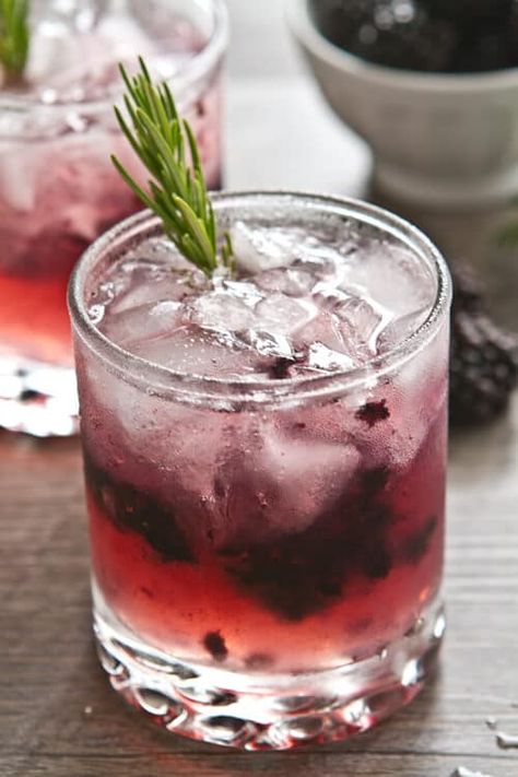 This Summer in Provence Cocktail is a smash! Crushed blackberries. gin, lemon juice and an infused rosemary thyme syrup make for easy summer sipping. Blackberry Mule, Bramble Recipe, Pitcher Margarita Recipe, Coconut Loaf Cake, Blackberry Cocktail, Blackberry Gin, Bramble Cocktail, Cocktails Tequila, Blackberry Bramble