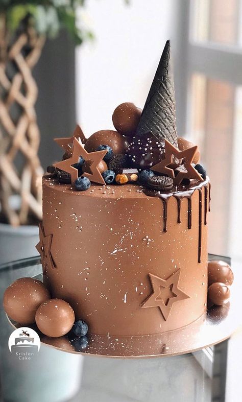 37 Pretty Cake Ideas For Your Next Celebration : Pretty Two tone Cake Pretty Cake Ideas, Chocolate Birthday Cake Decoration, Candy Birthday Cakes, Chocolate Cake Designs, Anniversaire Diy, Pretty Cake, Cute Cake, Chocolate Cake Decoration, Cake Decorating Frosting