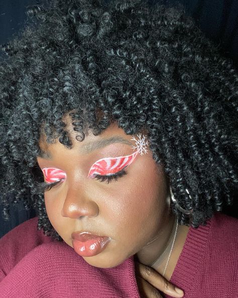 Peppermint Makeup Look, Christmas Alt Makeup, Emo Christmas Makeup, Red And White Makeup Looks, Snowflake Eyeliner, Mrs Claus Makeup, Goth Christmas Makeup, Peppermint Makeup, Makeup Snowflake