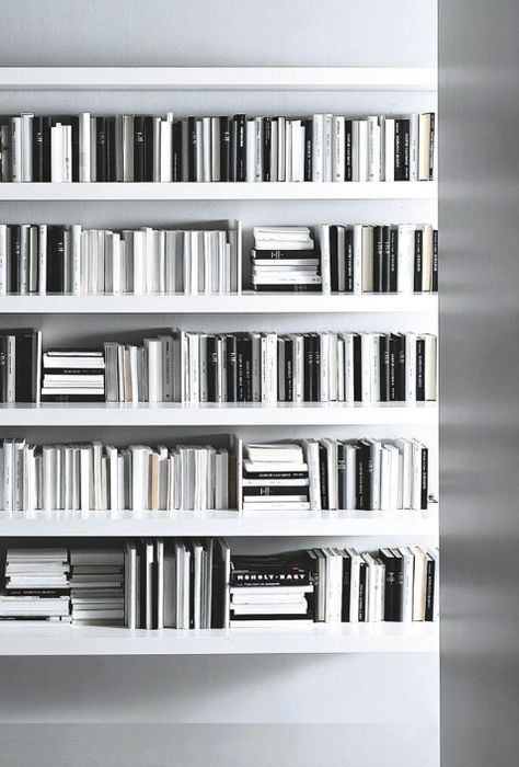 Black and white reading. Minimalist Bookshelves, Interior Design Minimalist, White Bookshelves, Monochrome Interior, Bookshelf Styling, Minimalist Furniture, Design Del Prodotto, Decoration Inspiration, Minimalist Home Decor