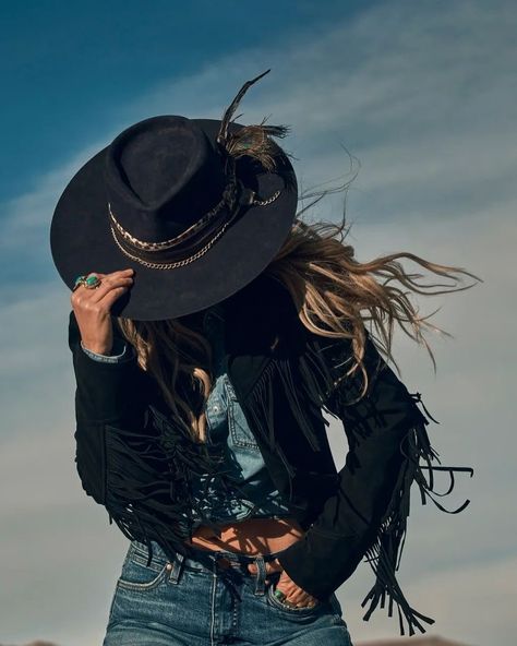 Ranch Fashion, Desert Photoshoot Ideas, Western Photo Shoots, Outlaw Women, Cowgirl Photoshoot, Cowboy Photography, Western Photoshoot, Desert Photoshoot, Western Glam