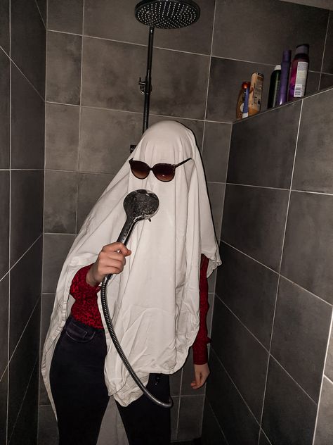 Ghost Tiktok, Ghost Prank, Ghost Trend, Ghost Pics, Ghost Photoshoot, Sheet Ghost, Halloween Photo, Ghost Pictures, Halloween Photoshoot