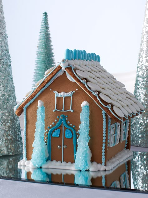 Hanukkah Decorations Diy, Traditional Gingerbread, Gingerbread House Ideas, Diy Hanukkah, Hanukkah Party, Gingerbread House Parties, Hanukkah Decor, Hanukkah Crafts, Gingerbread House Designs