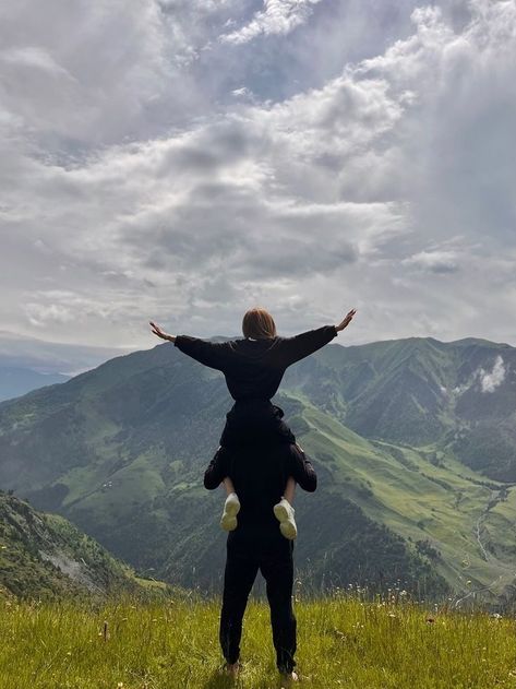 Mountain Couple, Hiking Pictures, 사진 촬영 포즈, Adventure Aesthetic, Photo Couple, Couples Poses For Pictures, Couple Aesthetic, Poses For Pictures, Travel Couple