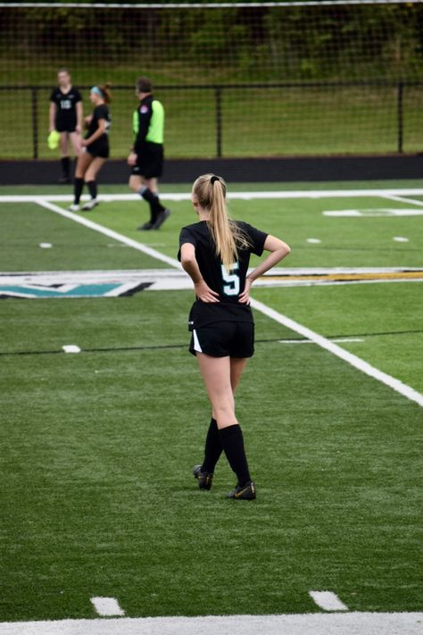 Woman Footballer Aesthetic, Girls Football Aesthetic, Playing Soccer Aesthetic, Blonde Soccer Girl, Futbol Girl, Girl Playing Football, Soccer Photography Poses, Soccer Locker, Girls Playing Football