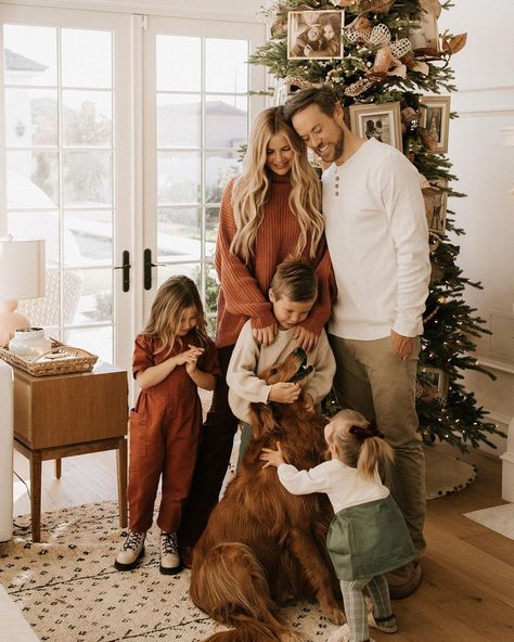 Christmas Family Pics, Christmas Photoshoot Family, Winter Family Photoshoot, Christmas Photography Family, Christmas Photos Outfits, Christmas Outfit Inspiration, Family Photography Outfits, Christmas Pictures Outfits, Christmas Family Photoshoot