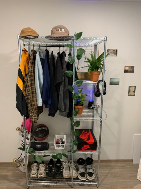 Garment Racks Aesthetic, Wardrobe Ideas For Small Spaces, Clothing Rack Bedroom Aesthetic, Minimalistic Closet, Clothes Rack Bedroom, Dorm Room Closet, Clothing Rack Bedroom, Future Bedroom Ideas, Hypebeast Room