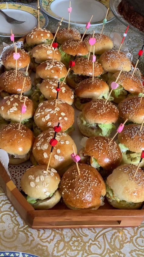 Mini burgers Picnic Savoury Food, Birthday Savory Food Ideas, Birthday Party Food Ideas Aesthetic, Cute Picnic Ideas Food, Savory Picnic Food, Picnic Food Ideas Sandwiches, Cottagecore Picnic Food, Picnic Birthday Food Ideas, Picnic Food Ideas Black People