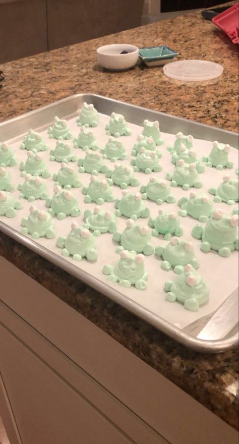 Shaped Meringue Cookies, Meringue Cookies Aesthetic, Meringue Cookies Animals, Frog Meringue, Animal Marshmallows, Meringue Characters, Meringue Shapes, Frog Dessert, Meringue Animals