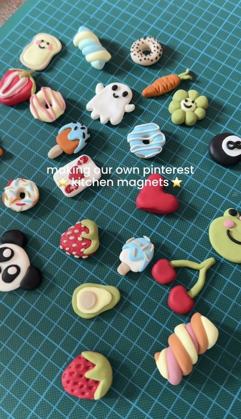 Christmas Magnets Diy Craft Ideas, Kitchen Magnets Diy, Easy Clay Magnets, Air Dry Clay Magnets Diy Easy, Diy Magnets Clay, Air Dry Clay Magnet Ideas, Homemade Clay Magnets, Oven Bake Clay Magnets, Fimo Magnets