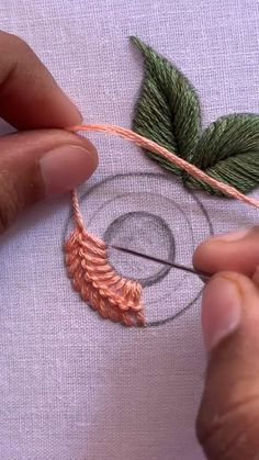 How To Thread Embroidery Needle, Simple Flower Design Pattern, Flower Stitch Embroidery, Simple Floral Embroidery, Easy Hand Embroidery Designs, Video Embroidery, Embroidery Flower Design, Embroidery Store, Simple Hand Embroidery Patterns