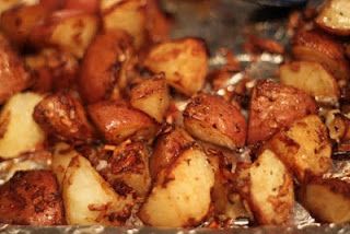 Roasted onion potatoes: 4 lbs potatoes (preferrably red), 1 envelope Lipton onion soup mix, and 1/3 cup olive oil Lipton Onion Soup Recipes, Onion Soup Potatoes, Campfire Potatoes, Onion Soup Mix Recipe, Red Potato Recipes, Lipton Onion Soup Mix, Roasted Red Potatoes, Onion Soup Recipes, Roasted Potato Recipes