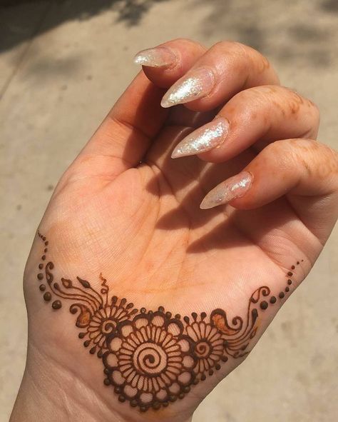 This is a beautiful henna design small but very cute Small Henna Designs, Henne Tattoo, Cute Henna Designs, Jagua Henna, Small Henna, Cute Henna, Tato Henna, Henna Art Designs, Simple Henna Tattoo