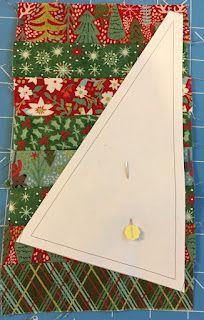 Stitching With 2 Strings: A Template Alternative to a Paper Pieced Tree Tree Quilt Block, Christmas Decorations Sewing, Quilted Table Runners Christmas, Christmas Quilting Projects, Christmas Quilt Blocks, Christmas Fabric Crafts, Christmas Tree Quilt, Christmas Tree Template, Christmas Patchwork