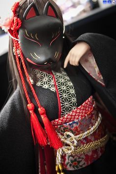 Dress like a Kitsune fox Fox Totem, Kitsune Mask, Kitsune Fox, 일본 패션, Japanese Mask, Fox Mask, Japanese Folklore, Japan Culture, Cat Mask