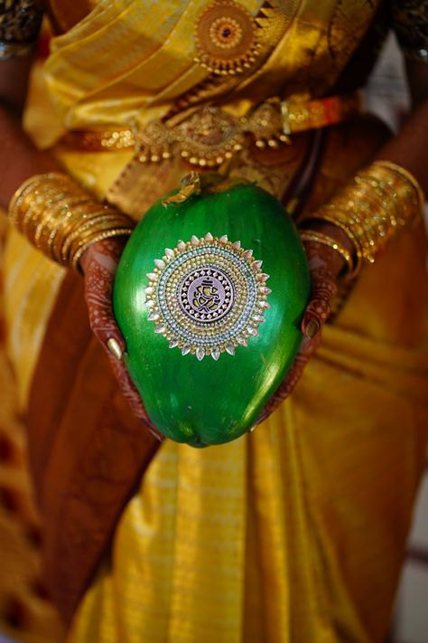 Elegant, Decent, Traditional and Trendy Kobbari Bondam Decoration for South Inidan Wedding Pelli Butta Decoration Ideas, Coconut Wedding Decoration, Pelli Kobbaribondam Decoration, Wedding Kobbari Bondam Designs, Green Coconut Decoration, Coconut Design For Wedding, Kobari Bondam Decoration, Kobbari Chippa Decoration, Marriage Coconut Decoration