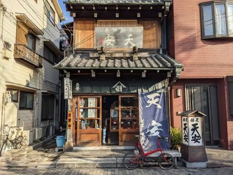 Japanese Shops, Japanese Stores, Land Painting, Japanese Neighborhood, Architecture Photography Buildings, Modern Japanese Architecture, Japanese Buildings, Asian House, Japanese Village