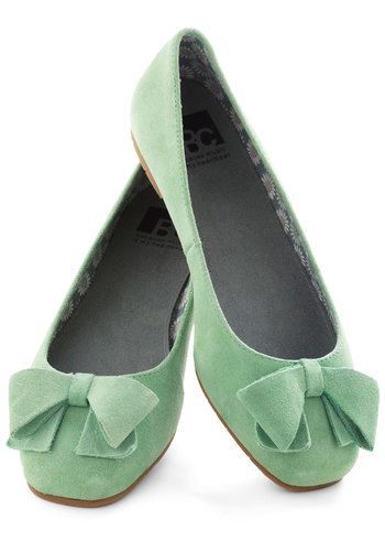 Mint green flats with tidy bows.... yay for non-hurty feet at the end of your wedding day! Mint Green Shoes, Shoes With Bows, Mode Shoes, Green Flats, Offbeat Bride, Seychelles Shoes, Wedding Shoes Flats, Vintage Flats, Cute Flats