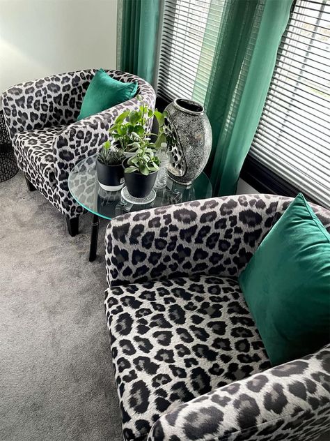 Green And Cheetah Living Room, Teal And Leopard Bedroom, Glam Living Room, Future Apartment Decor, Apartment Decor Inspiration, Decor Home Living Room, Living Room Decor Apartment, Room Ideas Bedroom, Dream House Decor