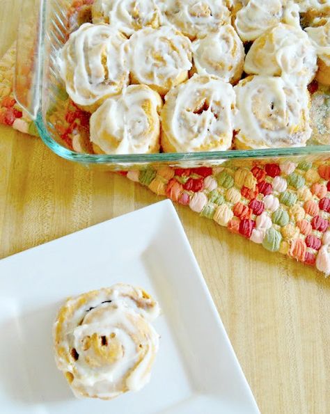 Ally's Sweet & Savory Eats: Quick and Easy Pumpkin Cinnamon Rolls Easy Pumpkin Cinnamon Rolls, Cinnamon Rolls No Yeast, Cinnamon Roll Turkeys, Rolls No Yeast, Pumpkin Sheet Cake, Pumpkin Cinnamon Rolls, Thankful Thanksgiving, Easy Family Dinners, Pastry Blender