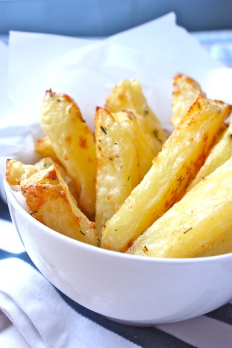 Home Made Oven Chips/fries- we have made these several times! Much better than frozen ones Oven Potatoes, Savory Foods, Hot Chip, Homemade Chips, Chips Recipe, Potato Dishes, Roasted Veggies, Doesn't Matter, Dish Recipes