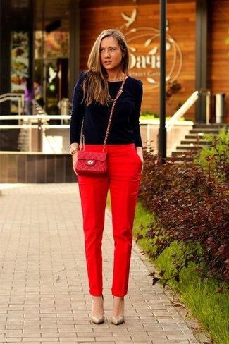 Red Pants Outfits, Red Trousers Outfit, Outfit Pantalon Rojo, Red Jeans Outfit, Red Pants Outfit, Pant Outfits For Women, Áo Blu, Red Dress Pants, Red Trousers