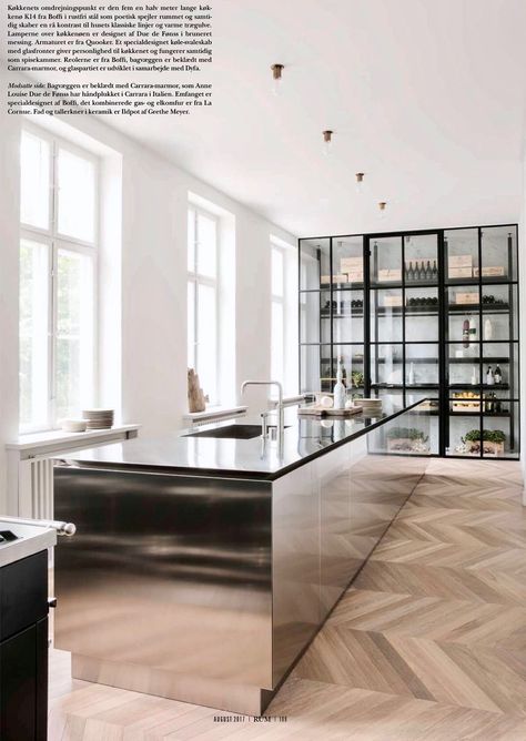 Minimal, restrained glam kitchen Stainless Steel Kitchen Island, Minimalist Dekor, Glam Kitchen, Interior Design Minimalist, Ikea Decor, Trendy Living Rooms, Minimalist Furniture, Design Del Prodotto, Trendy Kitchen