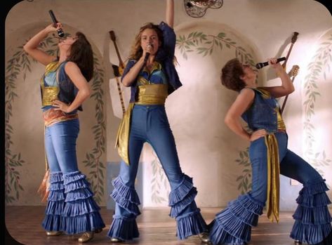 Mamma Mia Halloween, Mamma Mia 2, Donna Sheridan, Video Comedy, Halloween Costumes For 3, Outfit Essentials, Hallowen Costume, Mama Mia, Mia 3