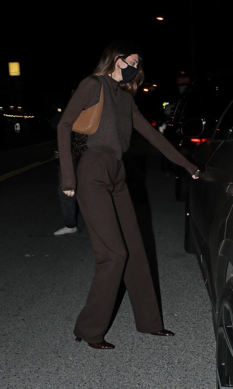 Kendall Jenner was spotted in Santa Monica wearing a Brown Wool Mix Sweater Vest from Maison Margiela ($477), a Brown Turtleneck Jumper from Jil Sander, Brown Straight Leg Pants from Bevza ($229) and a Beige Half Moon Leather Shoulder Bag from The Row ($1,290). To shop this look or buy this outfit on a budget, click the theninesfashion.com link. #KendallJenner #SantaMonica #TheKardashians #MaisonMargiela #JilSander #Bevza #TheRow Brown Straight Leg Pants, Brown Turtleneck, Kendall Jenner Street Style, Turtleneck Outfit, Kendall Style, Kendall Jenner Outfits, Jenner Outfits, Jenner Style, Mini Handbag