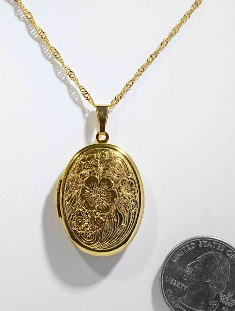 GOLD OVAL  1 Picture Photo Locket Memory / Keepsake Locket ☆  Oval Locket Measures        1.25 inches high       by 0.75 inches wide       with a lovely floral       engraved pattern on it ☆  Made of Stainless steel       and then GOLD plated ☆  Opens up for 1- photo insertion      which YOU will do at home. CHOOSE YOUR CHAIN from our PULL-DOWN MENU: A) A 1mm wide by 45cm/ 17.7 INCHES long     Gold SERPENTINE chain      with lobster clasp. B) A 2mm wide by 45 cm/ 17.7 inches      GOLD ROPE chain Picture Locket Necklace, Vintage Gold Locket Necklace, Locket With Picture Inside, Locket Necklace Aesthetic, Lockets Gold, Unique Locket Necklace, Golden Locket, Gold Jewellery Necklace, Gold Lockets