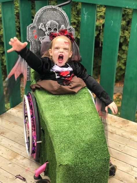 Genius Halloween Costumes, Wheelchair Costumes, Fiesta Halloween, Tray Diy, People With Disabilities, Perfume Tray, Disabled People, Halloween 2016, Group Costumes