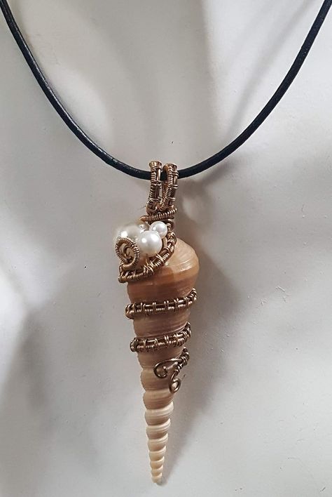 Shell Necklace Diy, Sea Glass Crafts Jewellery, Seashell Jewelry Diy, Sea Accessories, Shell Jewellery, Copper Wire Art, Steampunk Bracelet, Wire Wrapped Stone Jewelry, Wire Jewelry Making