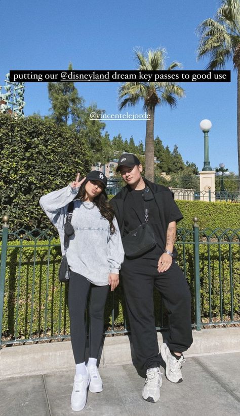 Fall Theme Park Outfit, Universal Studios Orlando Outfit Winter, Universal Studios Outfit Winter, Theme Park Outfits Winter, Amusment Parks Outfit, Disneyland December, Theme Park Outfit Ideas, Cold Disney Outfits, Disneyland Couples Outfits