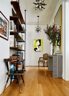 Apartment Organization, Foyer Decorating, Oak Planks, New York Apartment, Style Deco, Nyc Apartment, Small Apartment, Contemporary Living, Apartment Design