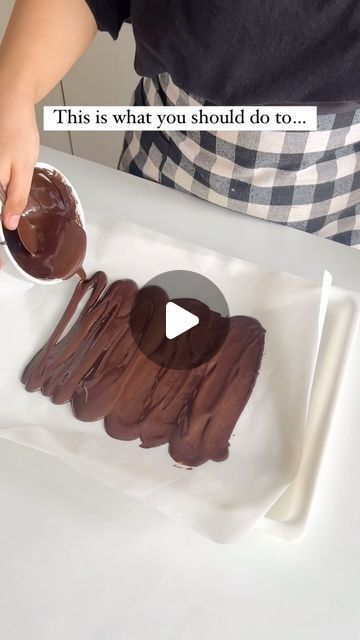 Ishleen Kaur | Patna cake artist on Instagram: "Here’s the ideal method for making Chocolate barks:  1. Spread the chocolate batter onto parchment paper and cover it with another sheet. 2. Next, roll the paper as demonstrated in the video. 3. Allow it to cool for a while, and it’s ready to use.  Do share this with fellow bakers ➡️ . . Follow @goodberry_byishleen for more amazing videos everyday 😍✨  #reels #cakereels #viralreels #viralvideos #cakenestin #goodberrybyishleen #bakinghacksandtips #bakingtipsandtricks #chocolatebark #chocolatebarks" Chocolate Bark Cake Decoration, Chocolate Decorations For Cake, Chocolate Bark Cake, Making Chocolate, Cake Artist, Chocolate Cake Decoration, Chocolate Spread, Chocolate Bark, Chocolate Decorations